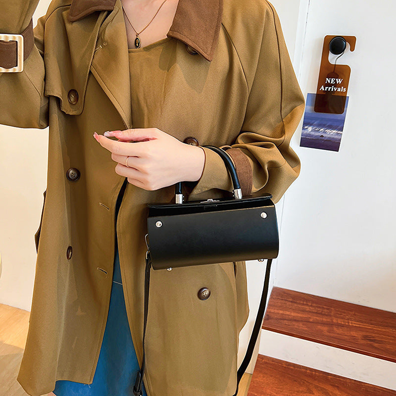 Ladies elegant shoulder bag with detachable shoulder strap