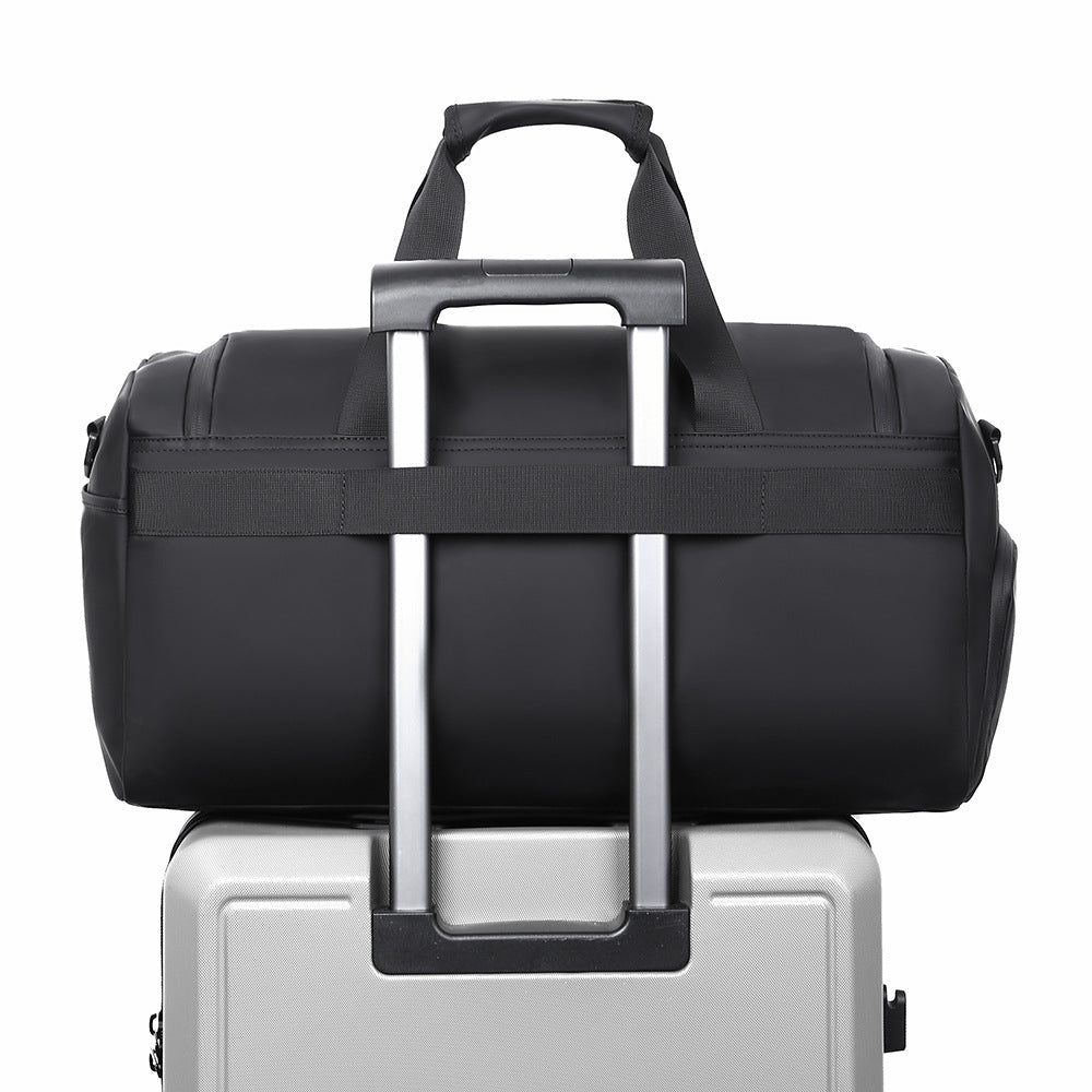 Sporty travel bag with extendable main compartment and multiple organizing pockets