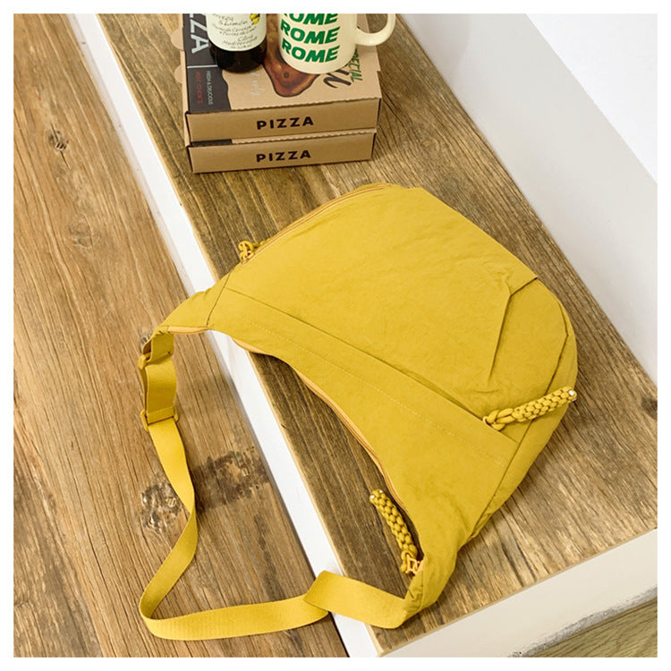 Comfortable shoulder bag with practical compartments