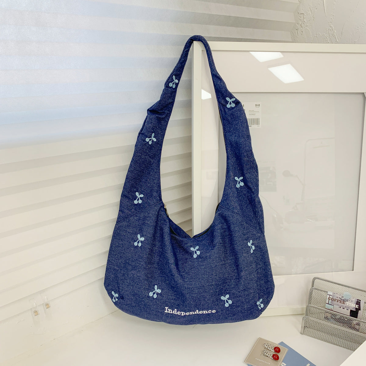 Comfortable shoulder bag with original embroidery motif