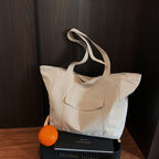 Spacious shopping bag with practical front pocket