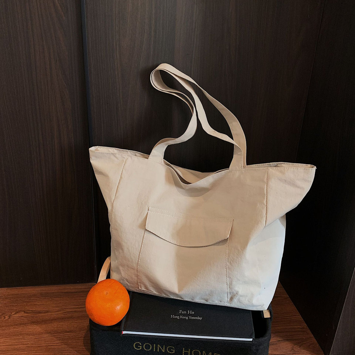 Spacious shopping bag with practical front pocket