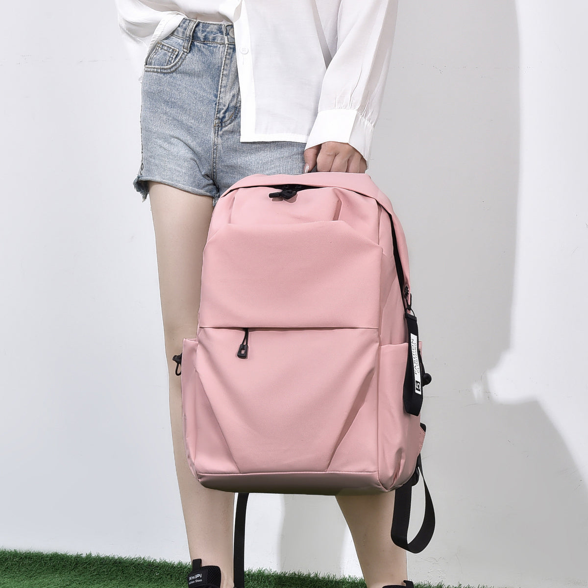 Highly functional backpack with flexible compartment arrangement