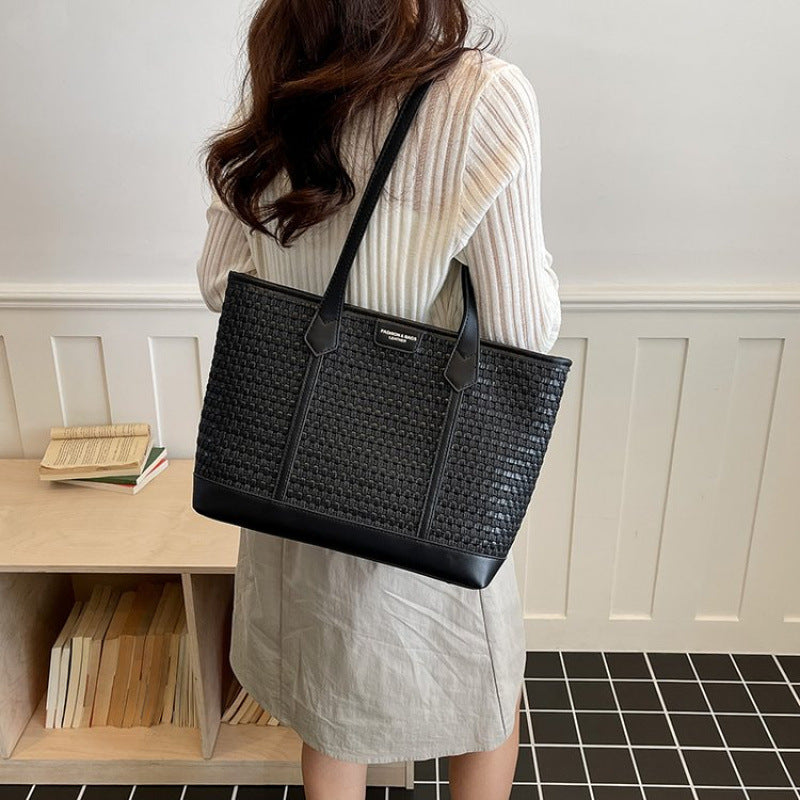 Fashionable tote bag with textured design