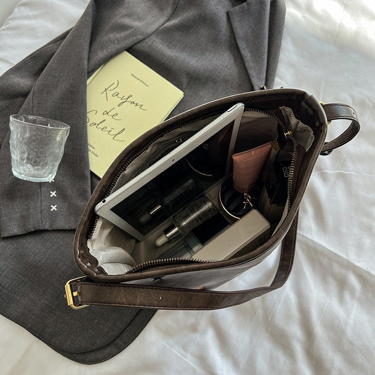 Shoulder bag with charming applications
