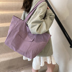 Spacious shopping bag with practical front pocket