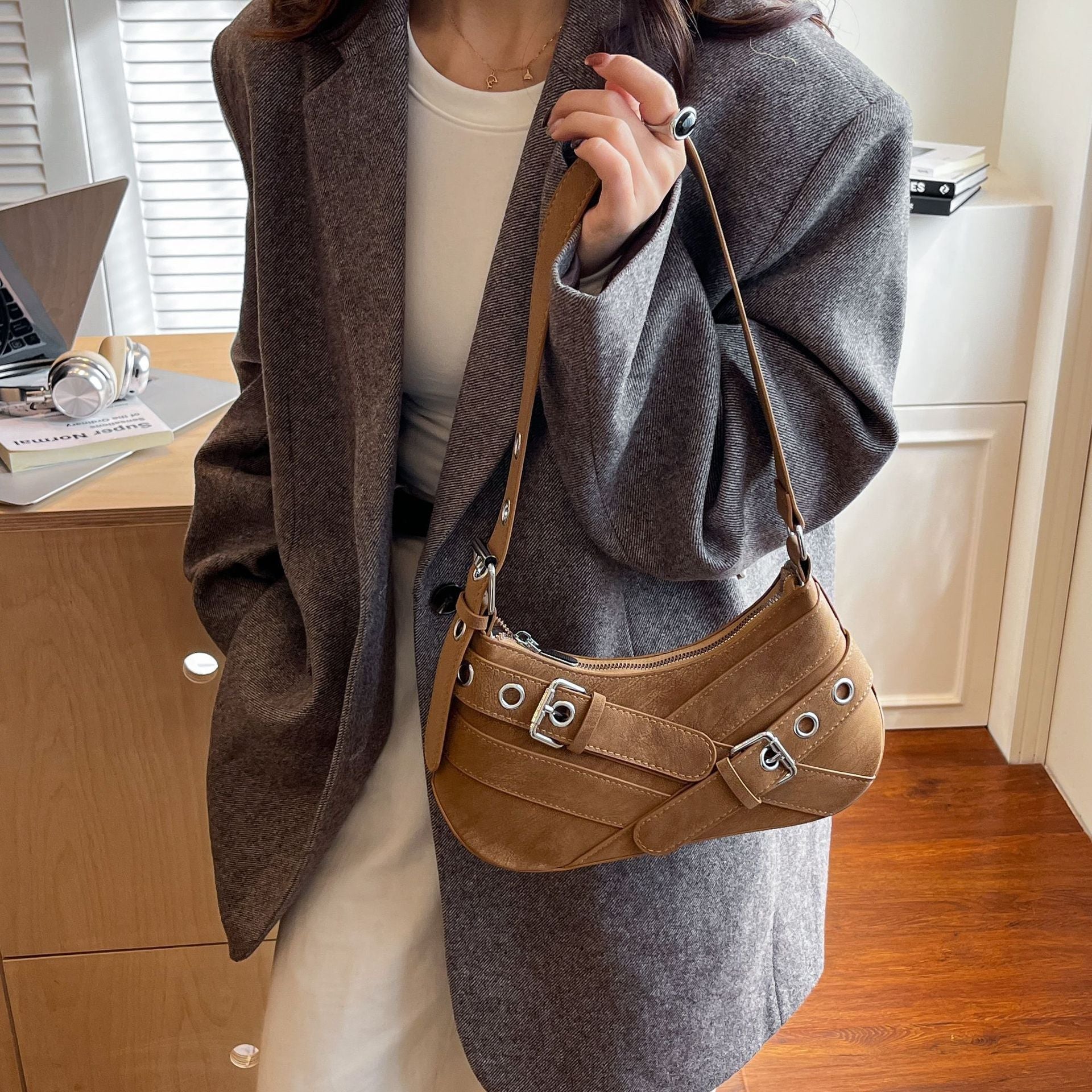 Women's fashionable shoulder bag made of soft suede leather with unique appliqué-https://detail.1688.com/offer/996722361329.html-Calm Wears-Braun-nothing-Calm Wears