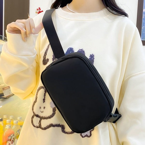 Fashionable fanny pack in minimalist form