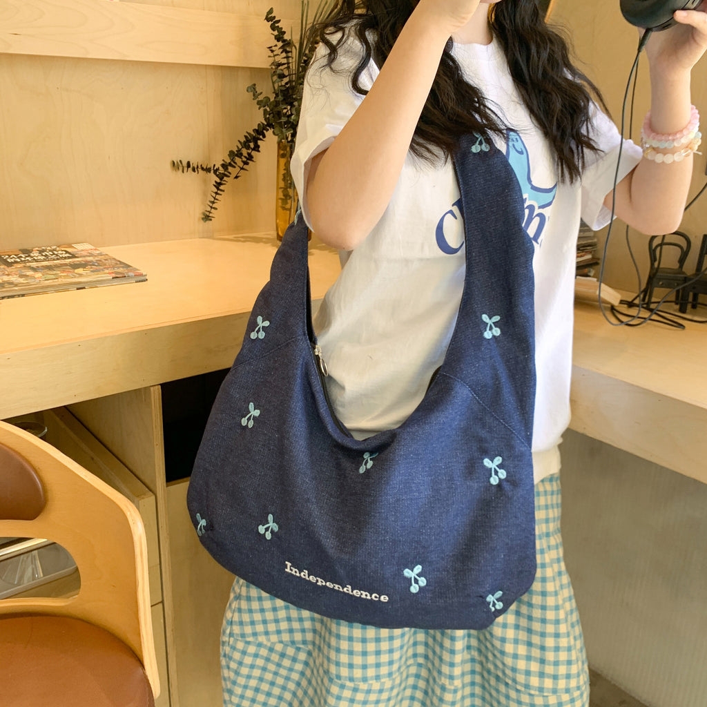Comfortable shoulder bag with original embroidery motif