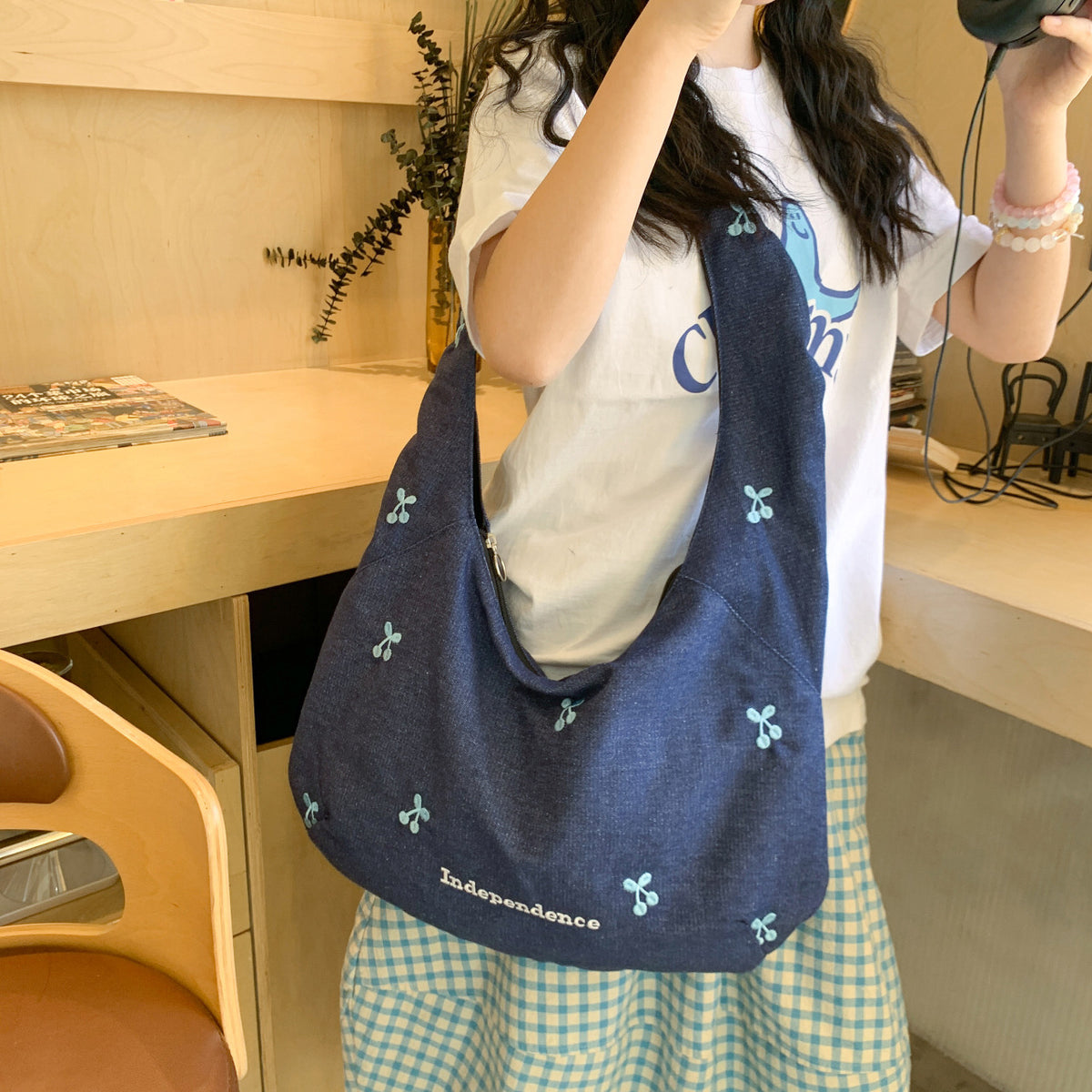 Comfortable shoulder bag with original embroidery motif