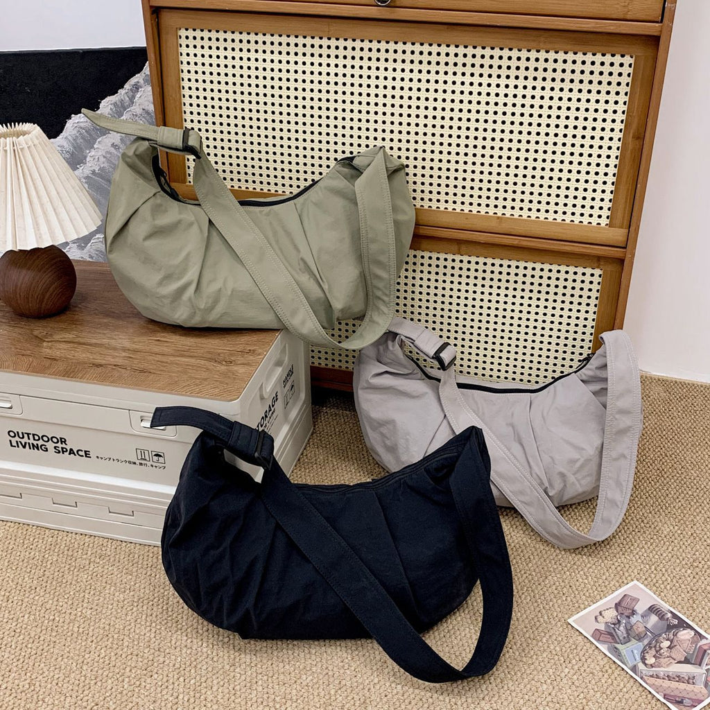 Fashionable shoulder bag with adjustable shoulder strap and practical design