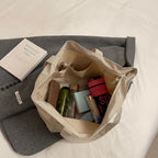 Spacious shopping bag with practical front pocket