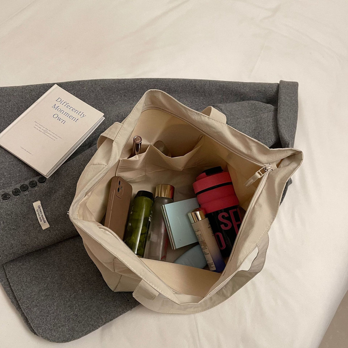 Spacious shopping bag with practical front pocket