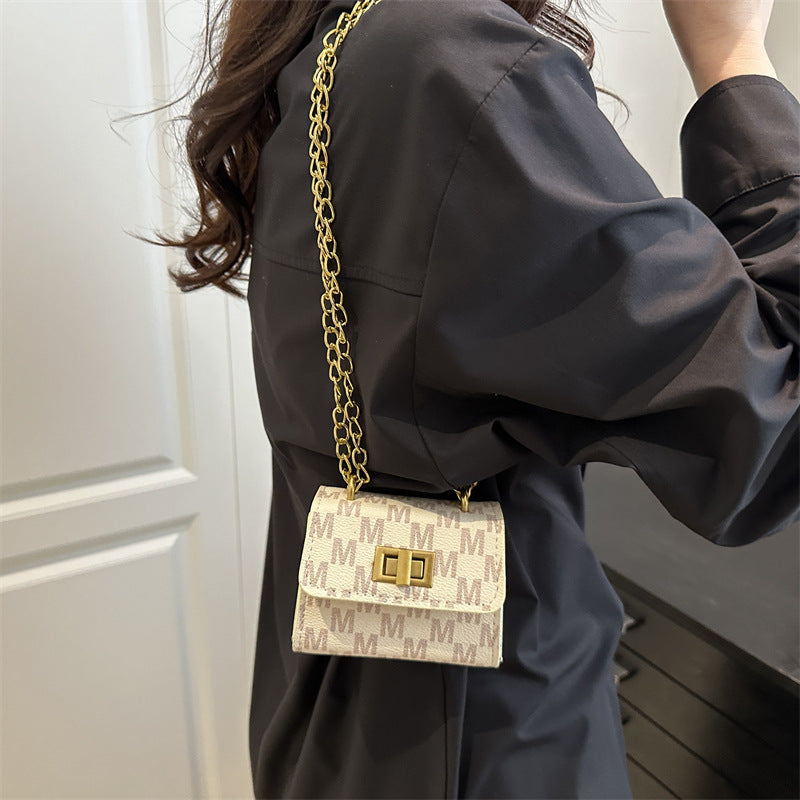 Ladies mini wallet with elegant chain decoration