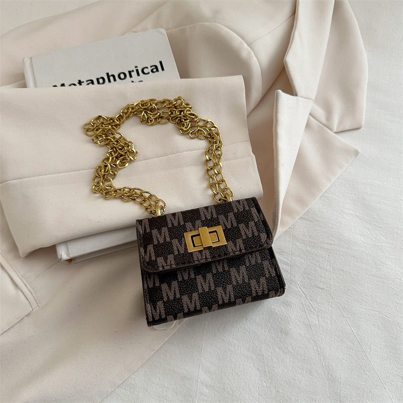 Ladies mini wallet with elegant chain decoration