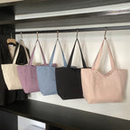 Spacious shopping bag with practical front pocket