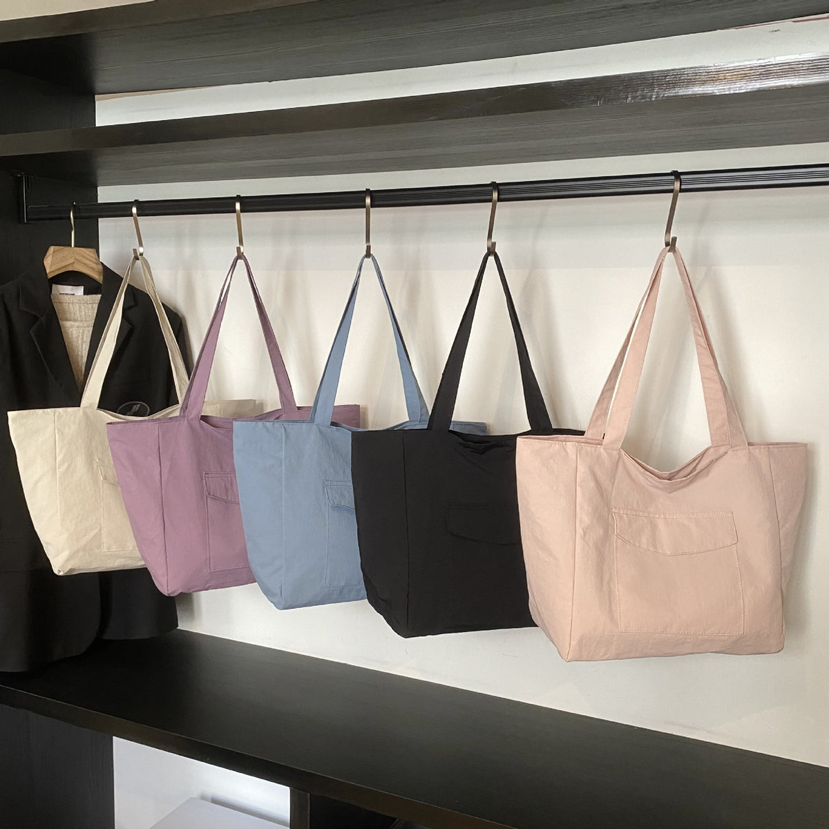Spacious shopping bag with practical front pocket