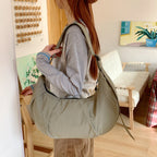 Fashionable shoulder bag with adjustable shoulder strap and practical design
