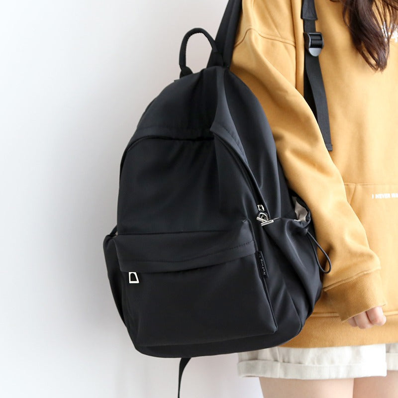 Practical backpack with innovative closure system
