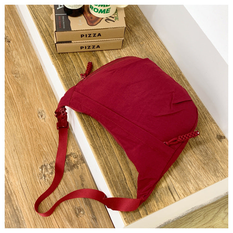 Comfortable shoulder bag with practical compartments