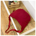 Comfortable shoulder bag with practical compartments