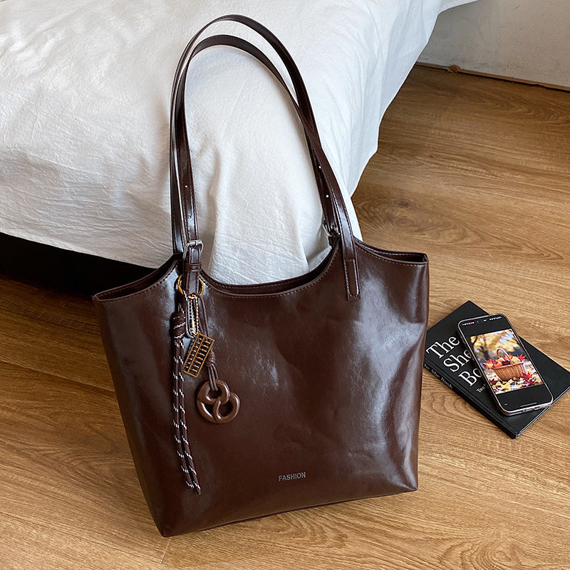 Ladies elegant tote handbag made of high-quality synthetic leather with playful pendant-https://detail.1688.com/offer/993747288803.html-Calm Wears-Braun-nothing-Calm Wears