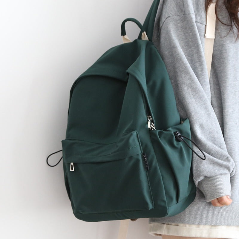 Practical backpack with innovative closure system