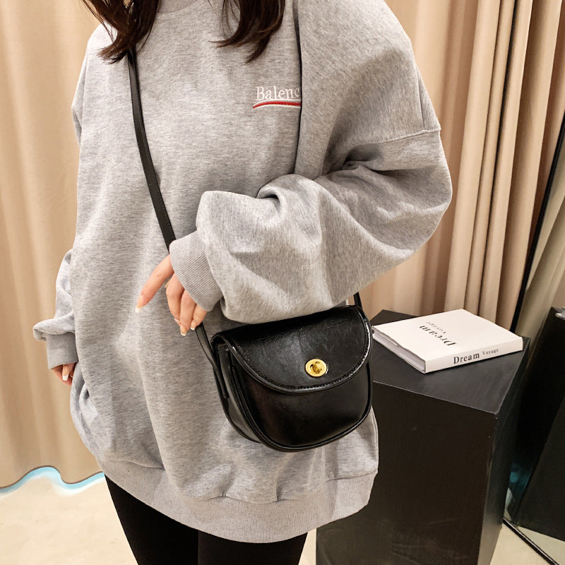 Women's shoulder bag in elegant retro design with golden accents-https://detail.1688.com/offer/762734429411.html-Calm Wears-Braun-nothing-Calm Wears