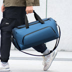 Sporty travel bag with extendable main compartment and multiple organizing pockets