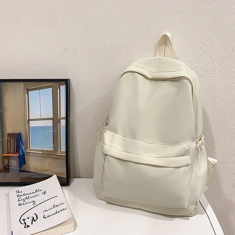 Leisure backpack with flexible side pockets and clear structure