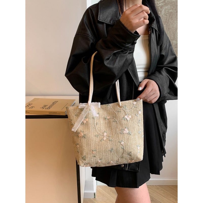 WoEmbroidered Straw Tote Bag