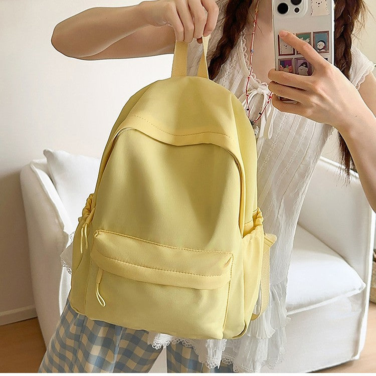 Leisure backpack with flexible side pockets and clear structure