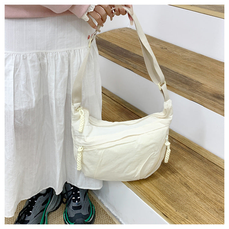 Comfortable shoulder bag with practical compartments