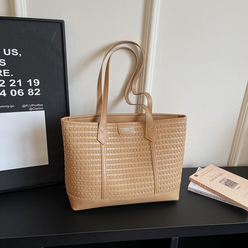 Fashionable tote bag with textured design