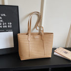 Fashionable tote bag with textured design