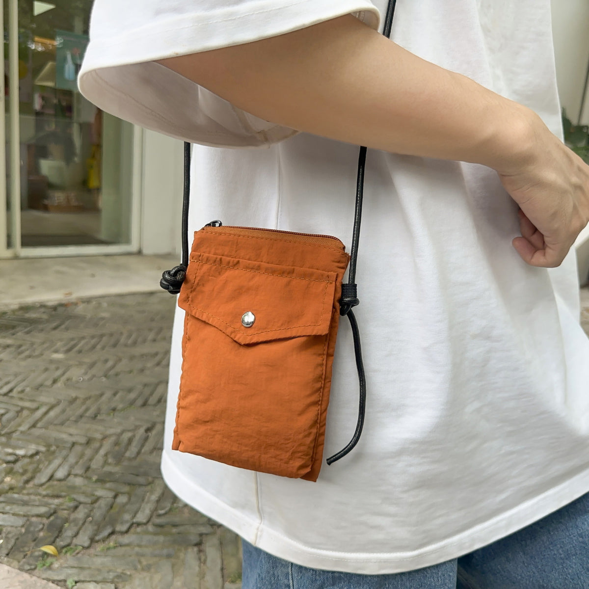 Practical Shoulder Bag with Water-Repellent Material and Adjustable Shoulder Strap