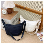 Comfortable shoulder bag with practical compartments