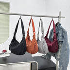 Comfortable shoulder bag with practical compartments