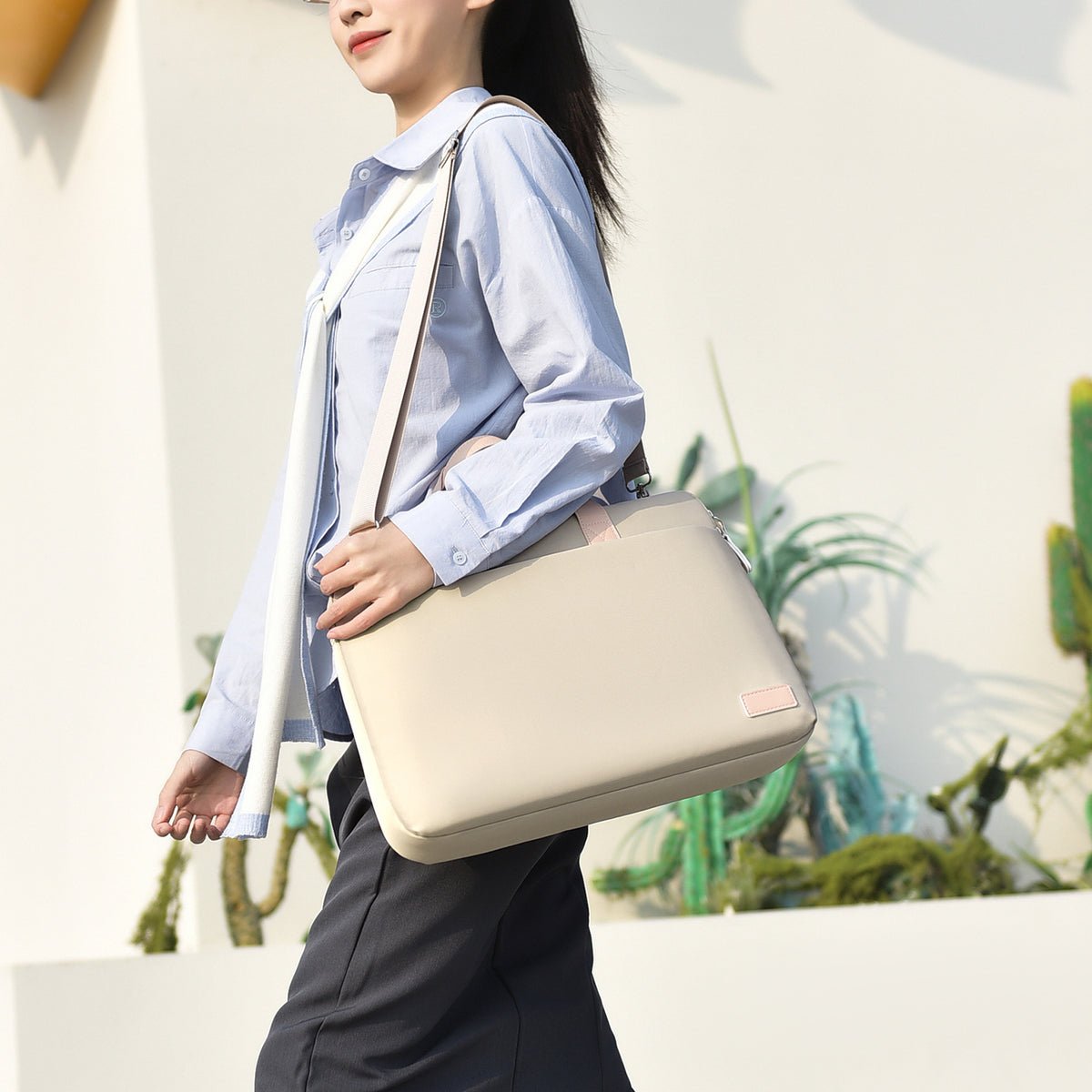 Laptop bag with practical shoulder strap and durable material