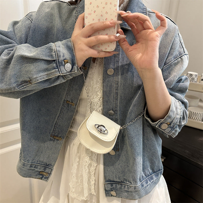 Women’s creative shoulder bag with unique magnetic closure