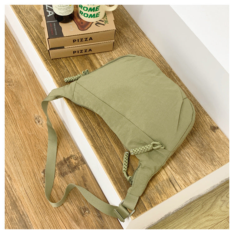 Comfortable shoulder bag with practical compartments
