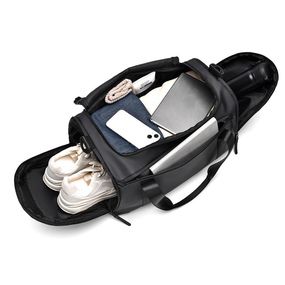 Everyday travel bag with spacious main compartment and innovative organization