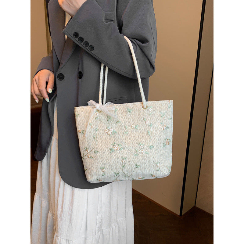WoEmbroidered Straw Tote Bag