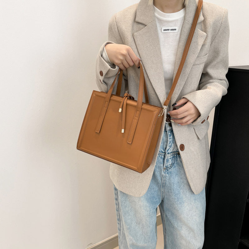 Women's elegant handbag in minimalist design with detachable shoulder strap