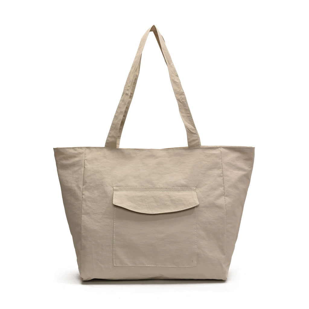 Spacious shopping bag with practical front pocket