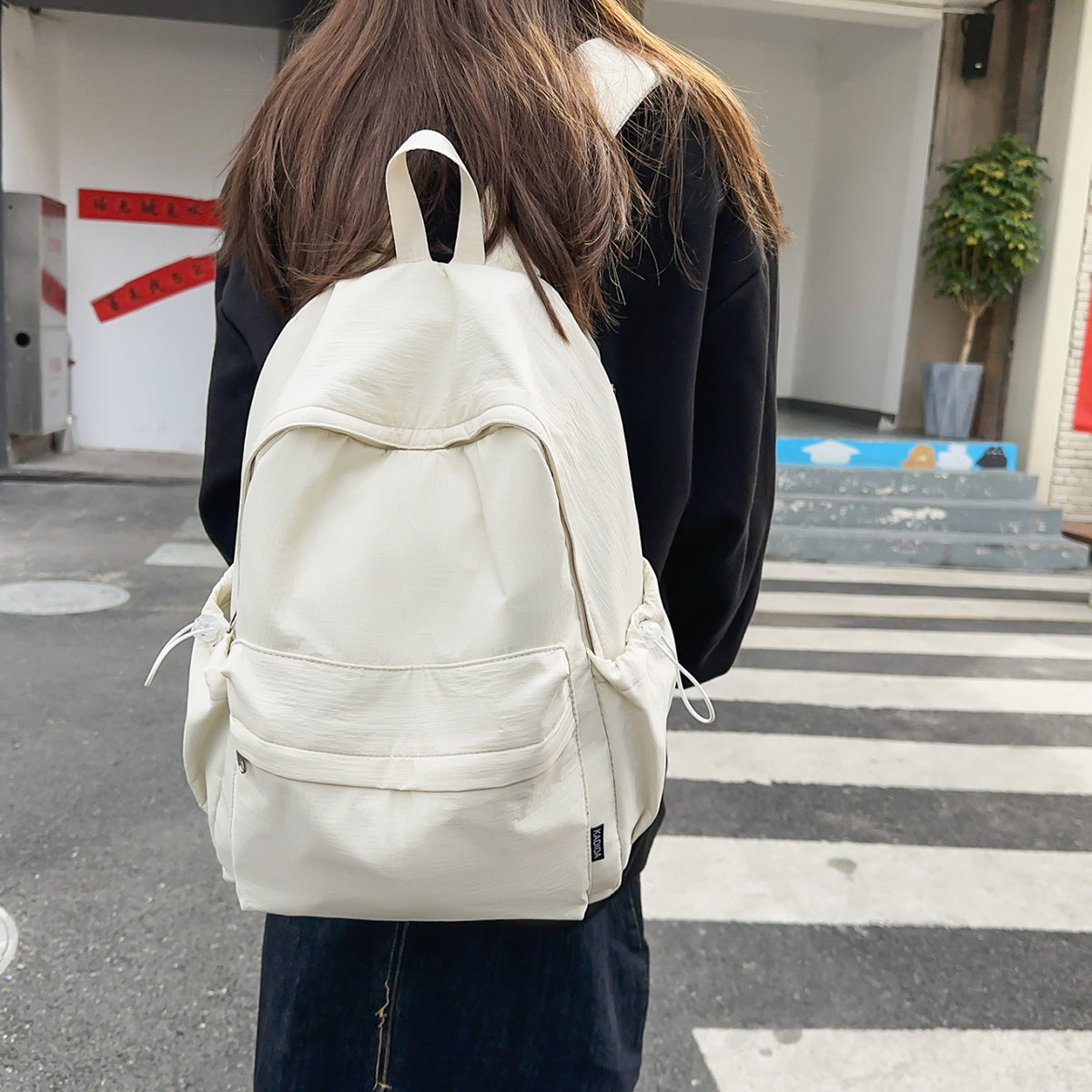 Sporty backpack with practical side pockets