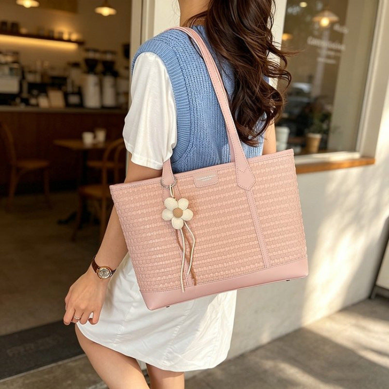 Fashionable tote bag with textured design