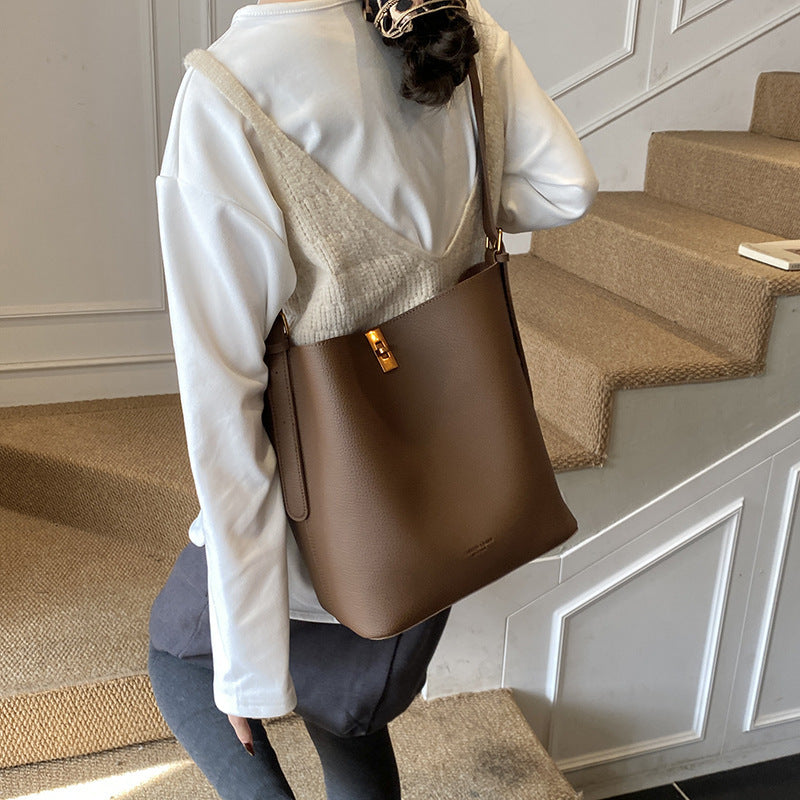 Ladies elegant Tote Bag with modern closure-https://detail.1688.com/offer/995598564070.html-Calm Wears-Braun-nothing-Calm Wears
