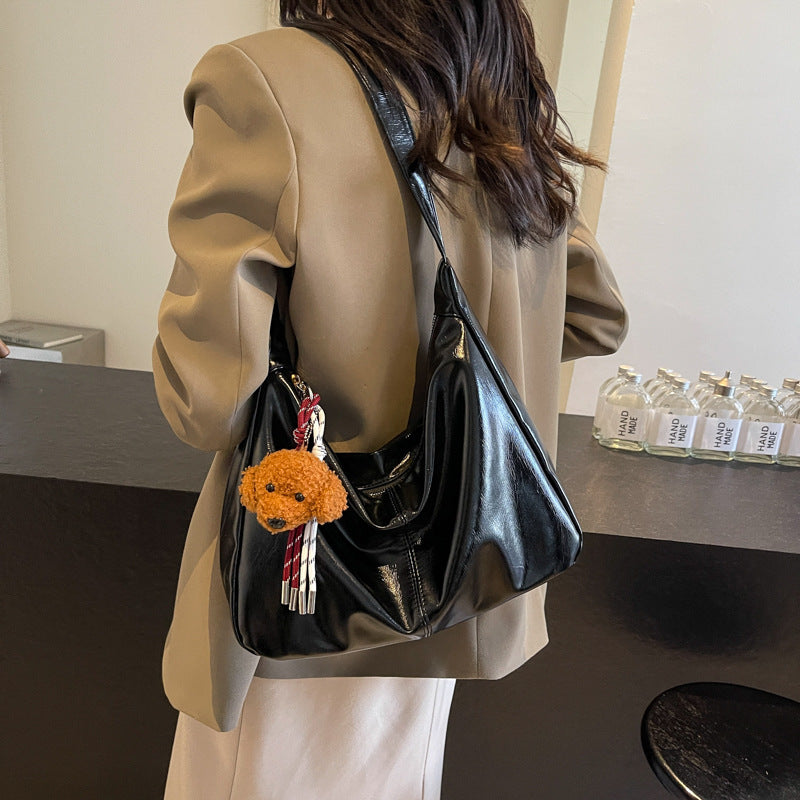 Shoulder bag with charming animal pendant