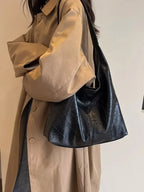 Comfortable women's shoulder bag with zipper